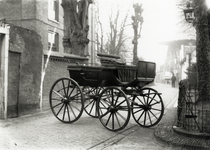 95144 Afbeelding van een rijtuig in de Dorpsstraat te Loenen (gemeente Loenen aan de Vecht).